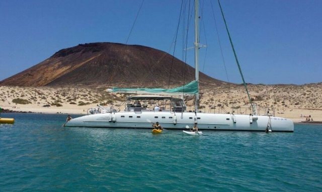 sube a nuestro catamaran de lujo